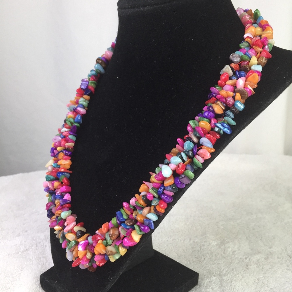 Multi Colored Shell Carpet Necklace - Picture 2 of 3